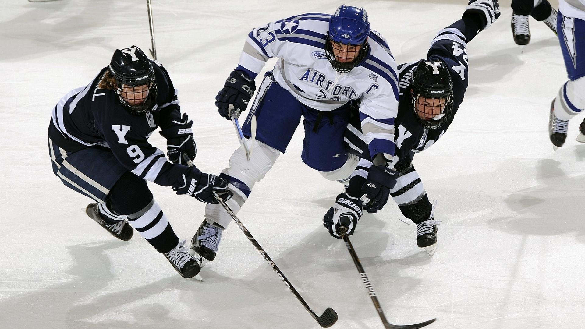教练组战术会议频繁寻找突破口提升比赛执行力，教练布置战术