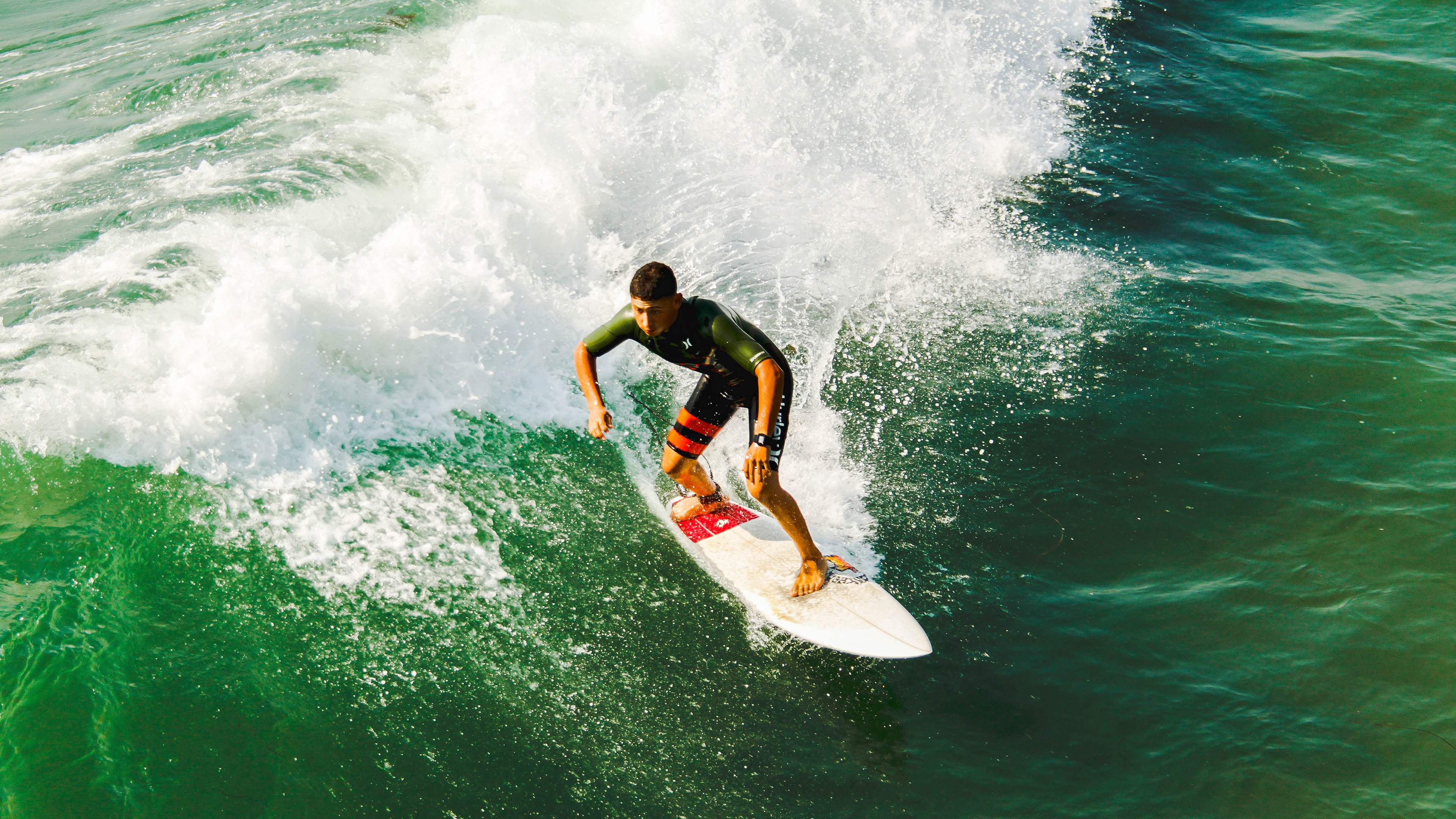 曼城压迫式打法再次主导整场节奏，曼城压哨夺冠